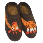 Felt slippers with giraffe design